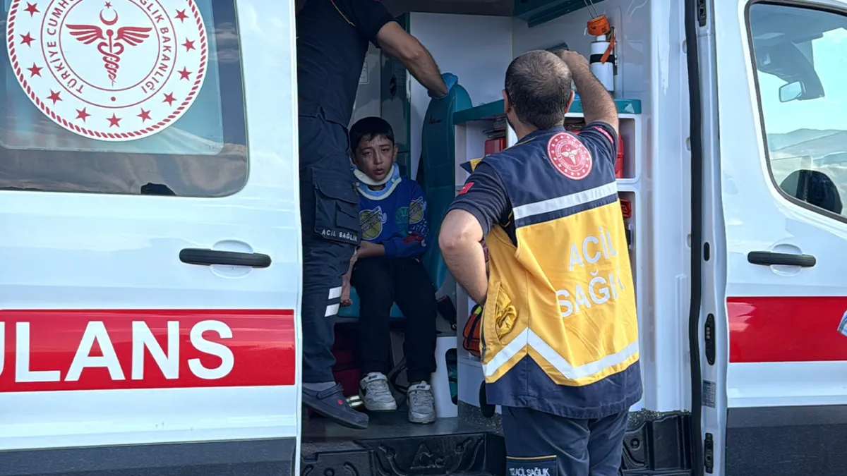 Otomobil TIR'a arkadan çarptı: Çok sayıda yaralı!
