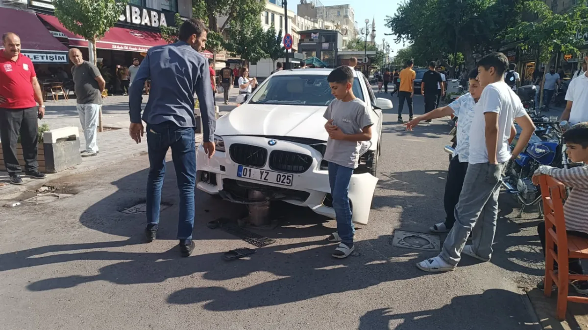 Urfa’da şaşırtan kaza: Lüks araçta hasar meydana geldi!