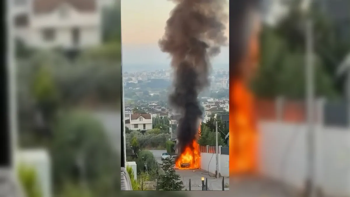 Park halindeki araç alev alev yandı!
